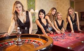 totojitu 777 live-dealer table environment and slot game interface